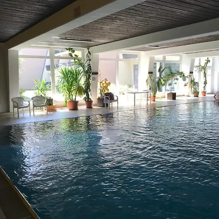 Apartment Mit Schwimmbad Und Gartenblick